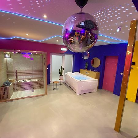 Capsule Boogie-Woogie - Jacuzzi - Sauna - Billard - Jeux - Ecran Geant - Filet Suspendu - Netflix La Louvière Kültér fotó