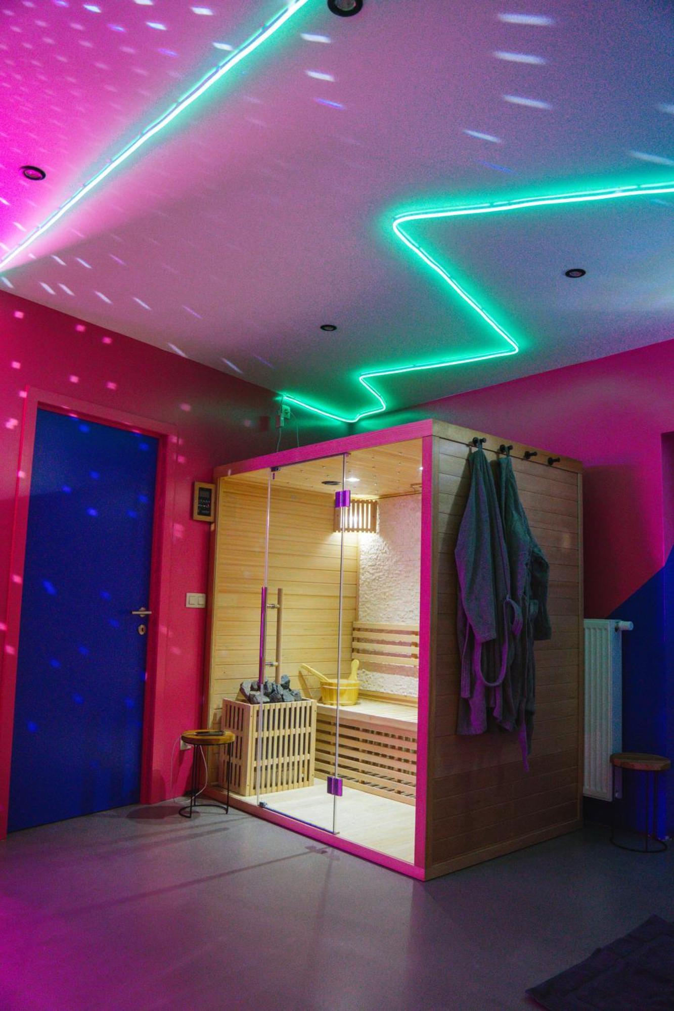 Capsule Boogie-Woogie - Jacuzzi - Sauna - Billard - Jeux - Ecran Geant - Filet Suspendu - Netflix La Louvière Kültér fotó