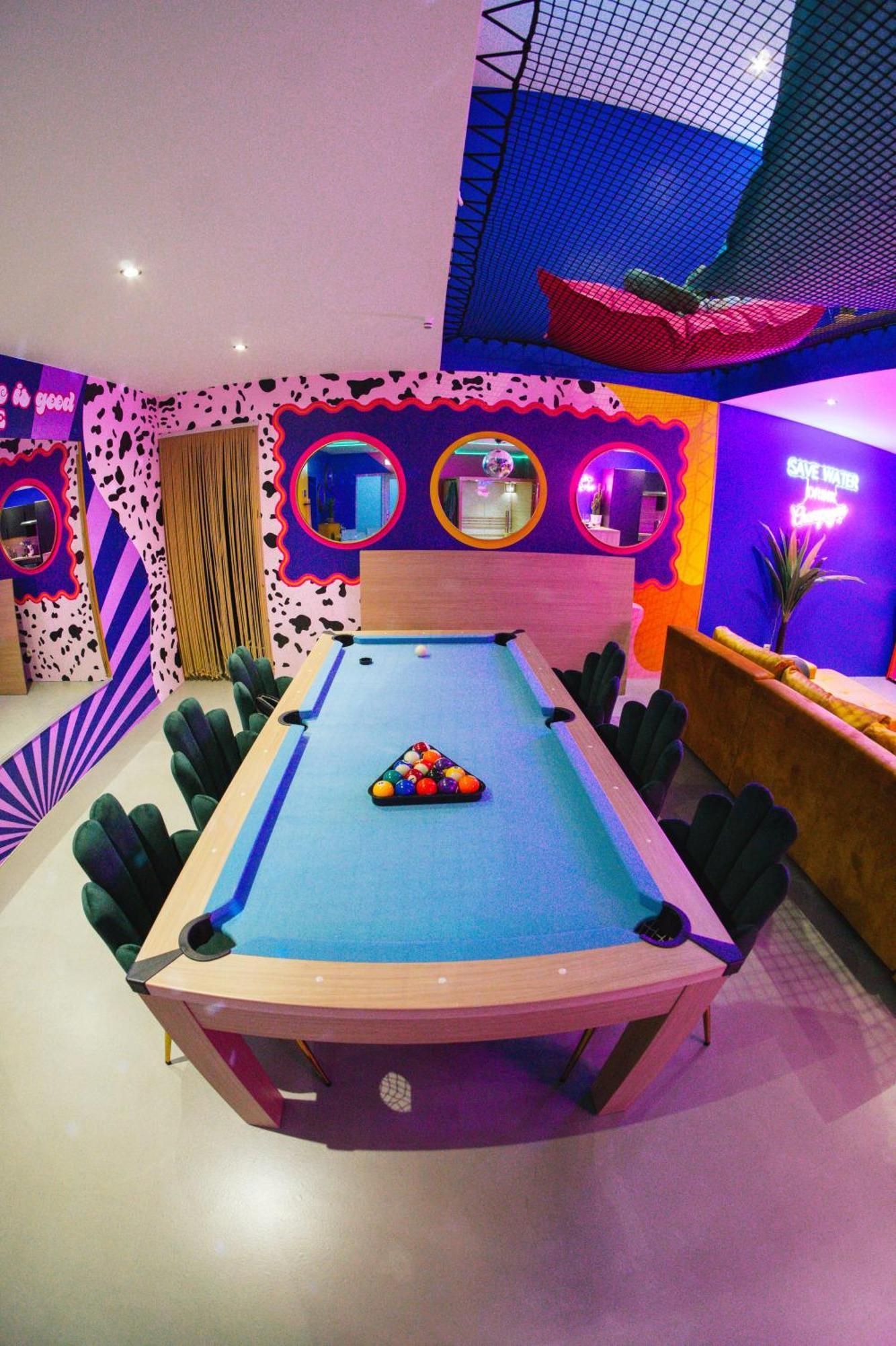 Capsule Boogie-Woogie - Jacuzzi - Sauna - Billard - Jeux - Ecran Geant - Filet Suspendu - Netflix La Louvière Kültér fotó