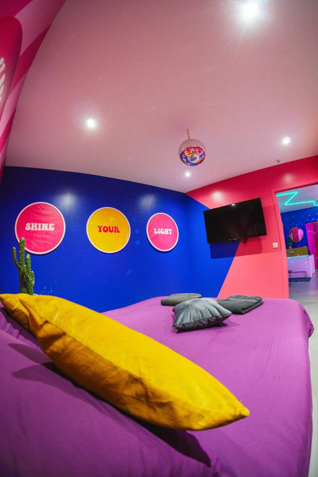 Capsule Boogie-Woogie - Jacuzzi - Sauna - Billard - Jeux - Ecran Geant - Filet Suspendu - Netflix La Louvière Kültér fotó
