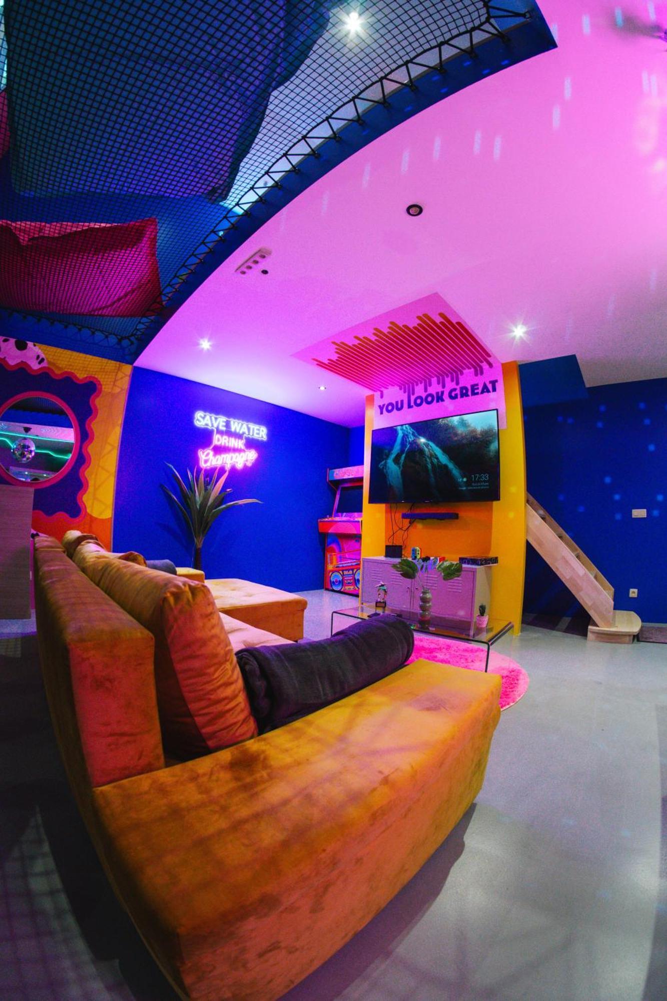 Capsule Boogie-Woogie - Jacuzzi - Sauna - Billard - Jeux - Ecran Geant - Filet Suspendu - Netflix La Louvière Kültér fotó