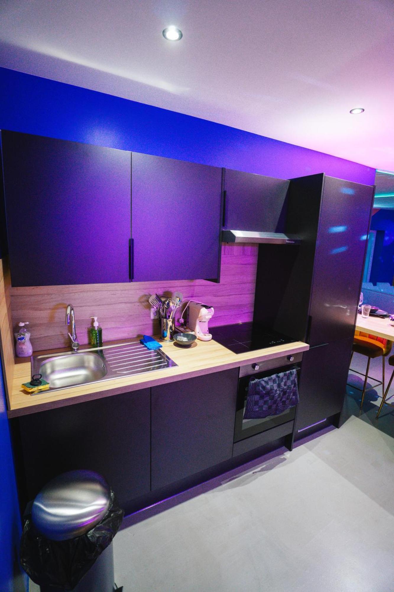 Capsule Boogie-Woogie - Jacuzzi - Sauna - Billard - Jeux - Ecran Geant - Filet Suspendu - Netflix La Louvière Kültér fotó