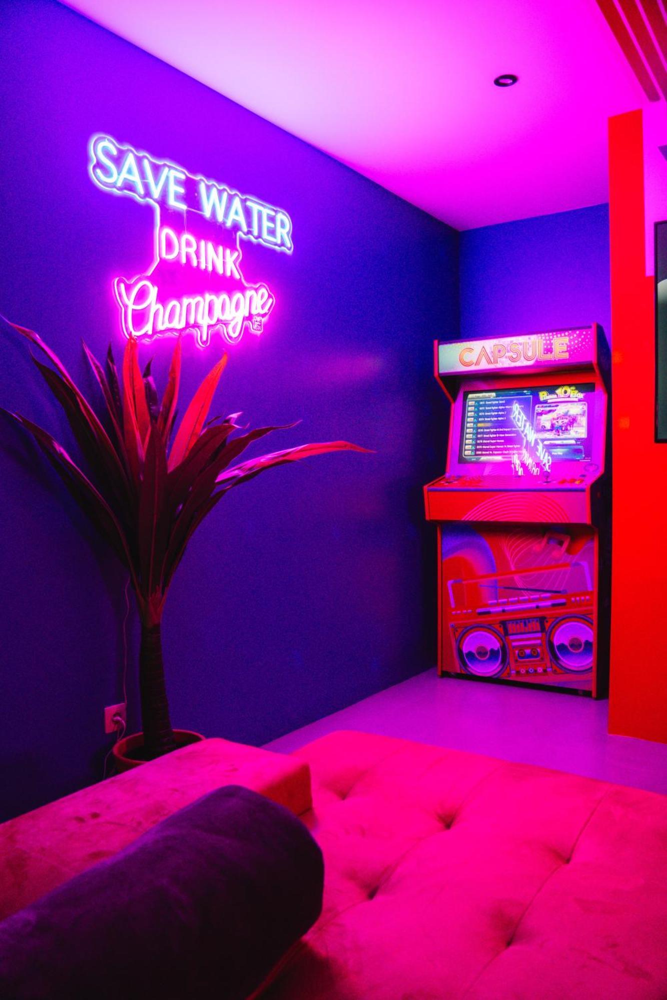 Capsule Boogie-Woogie - Jacuzzi - Sauna - Billard - Jeux - Ecran Geant - Filet Suspendu - Netflix La Louvière Kültér fotó