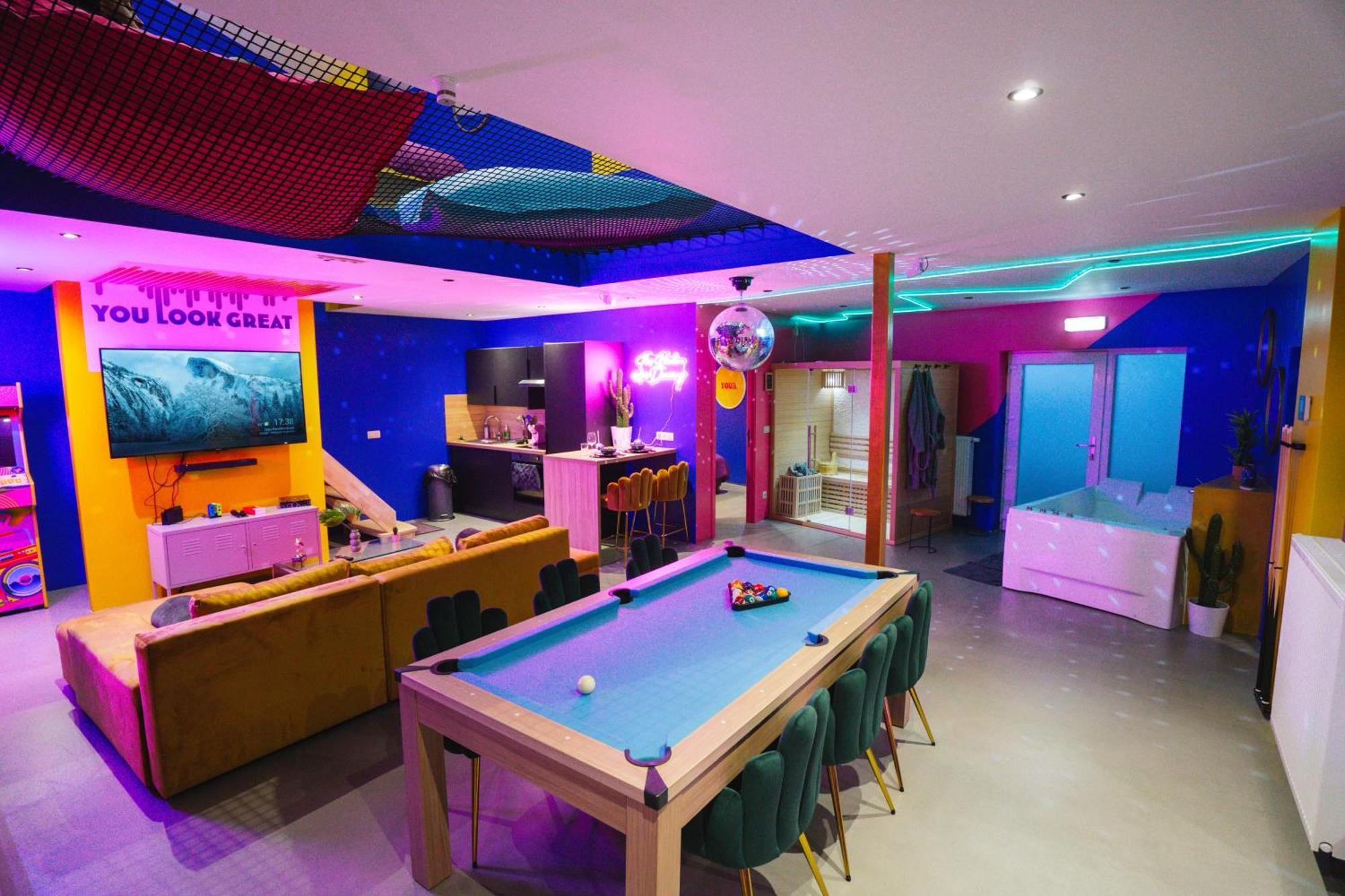 Capsule Boogie-Woogie - Jacuzzi - Sauna - Billard - Jeux - Ecran Geant - Filet Suspendu - Netflix La Louvière Kültér fotó
