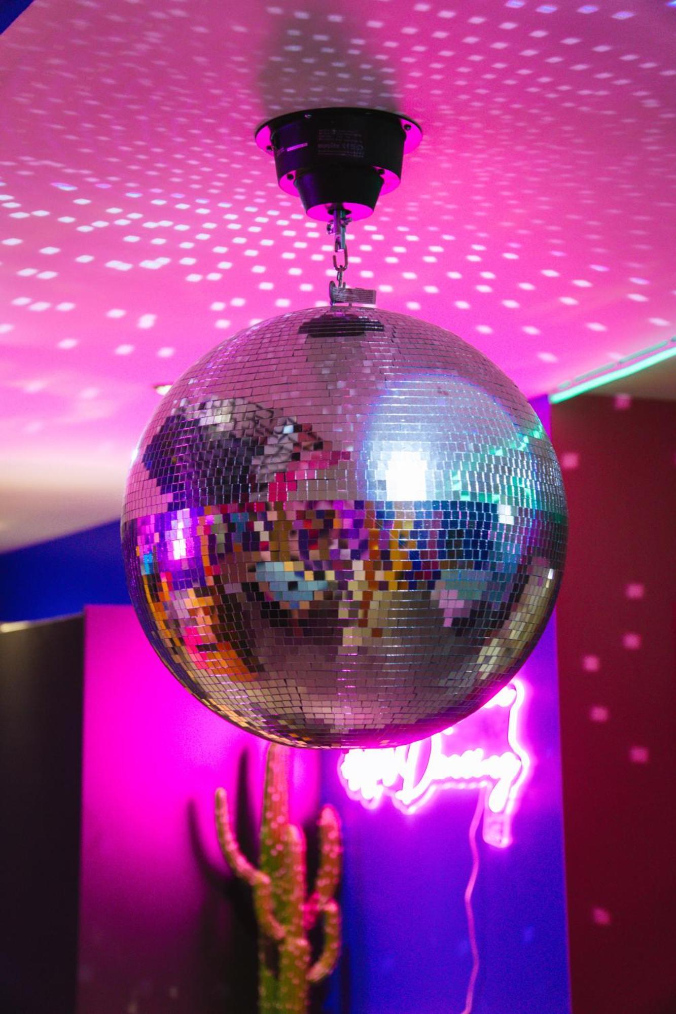 Capsule Boogie-Woogie - Jacuzzi - Sauna - Billard - Jeux - Ecran Geant - Filet Suspendu - Netflix La Louvière Kültér fotó