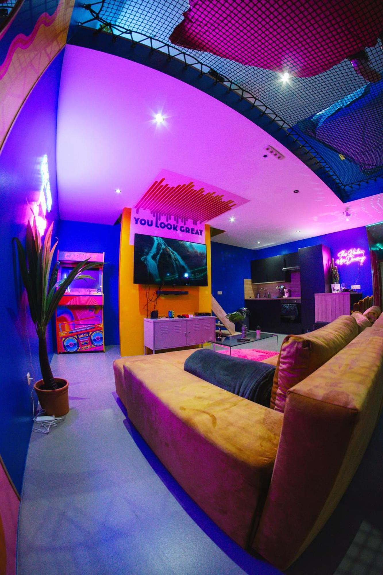 Capsule Boogie-Woogie - Jacuzzi - Sauna - Billard - Jeux - Ecran Geant - Filet Suspendu - Netflix La Louvière Kültér fotó